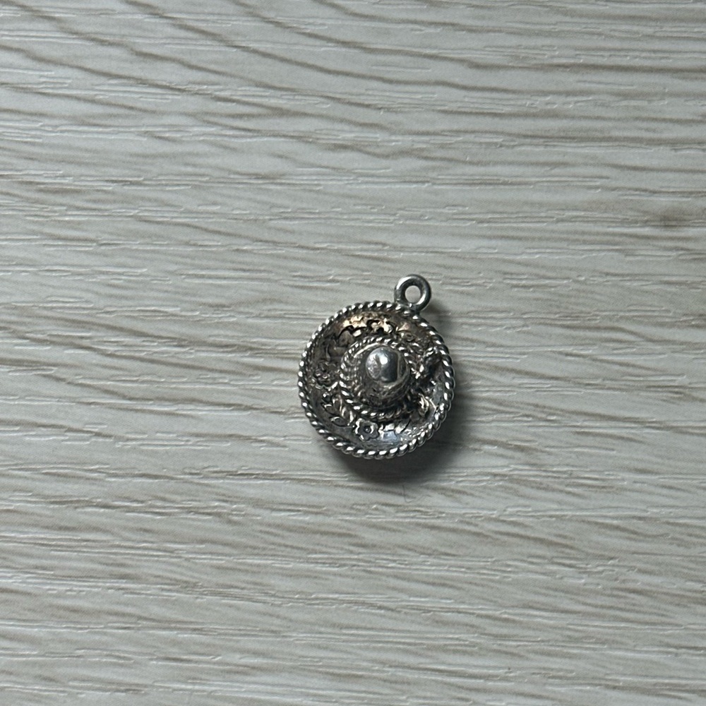• 𝗫𝘀 • Vintage 925 Sterling Silver Sombrero Charm Pendant